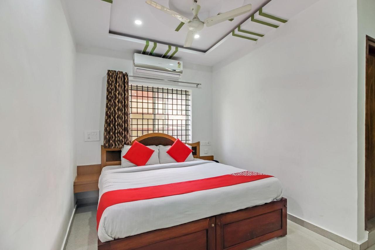 Hôtel Oyo 28303 Yesh Comforts à Madikeri Extérieur photo