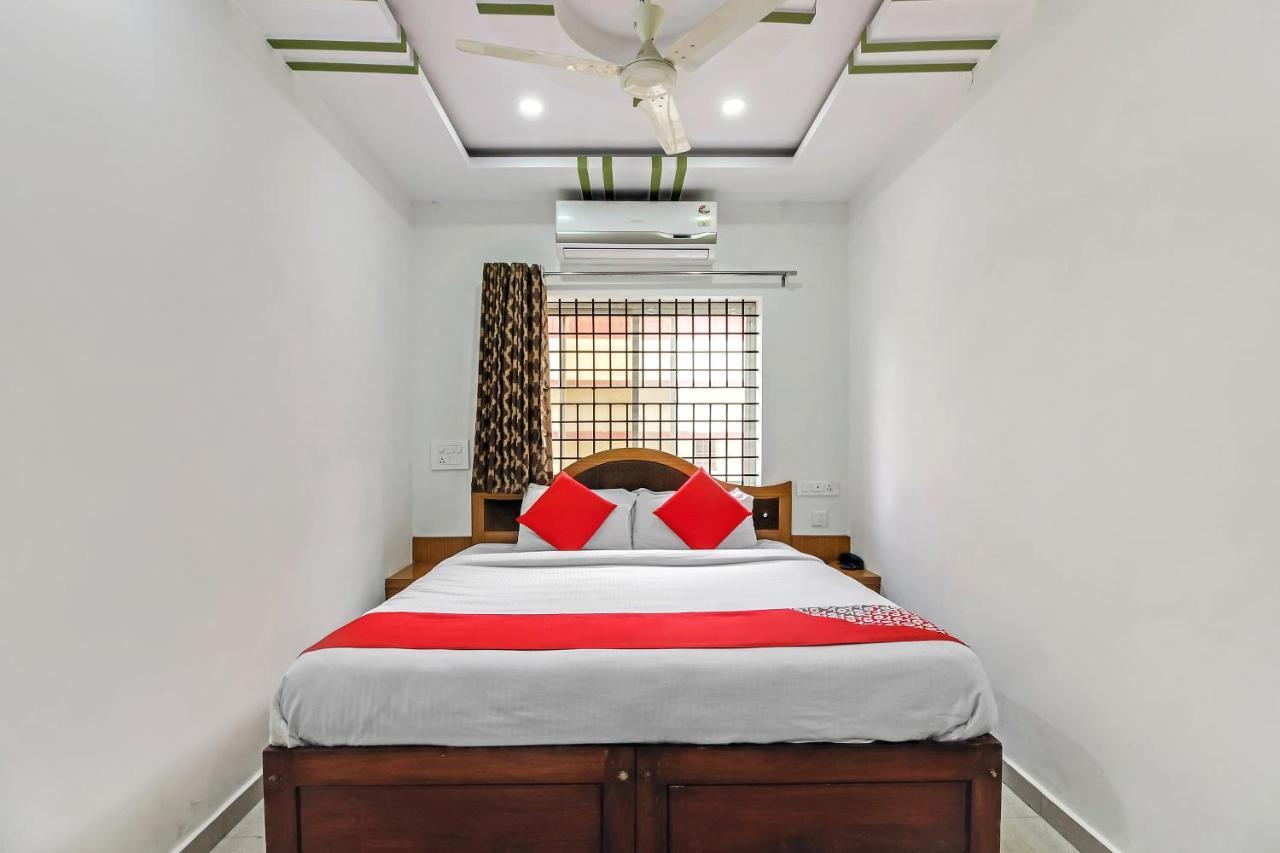 Hôtel Oyo 28303 Yesh Comforts à Madikeri Extérieur photo